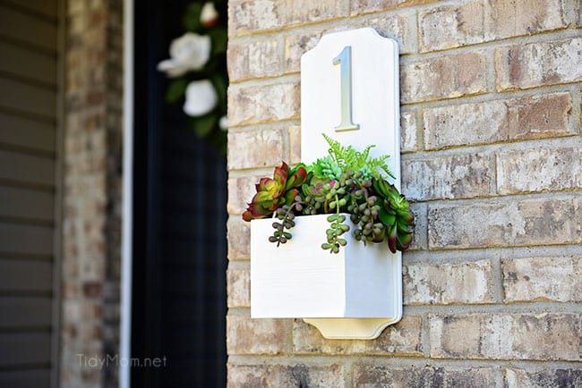 Increase your curb appeal with an address planter box. This DIY house number is super simple and quick to make and doesn’t require any tools. Get the full tutorial at cetcu.com