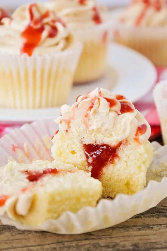 PEANUT BUTTER & JELLY CUPCAKES by The Baker Upstairs. Find crafts, printables, recipes and more for a Back to School Meal Plan at cetcu.com