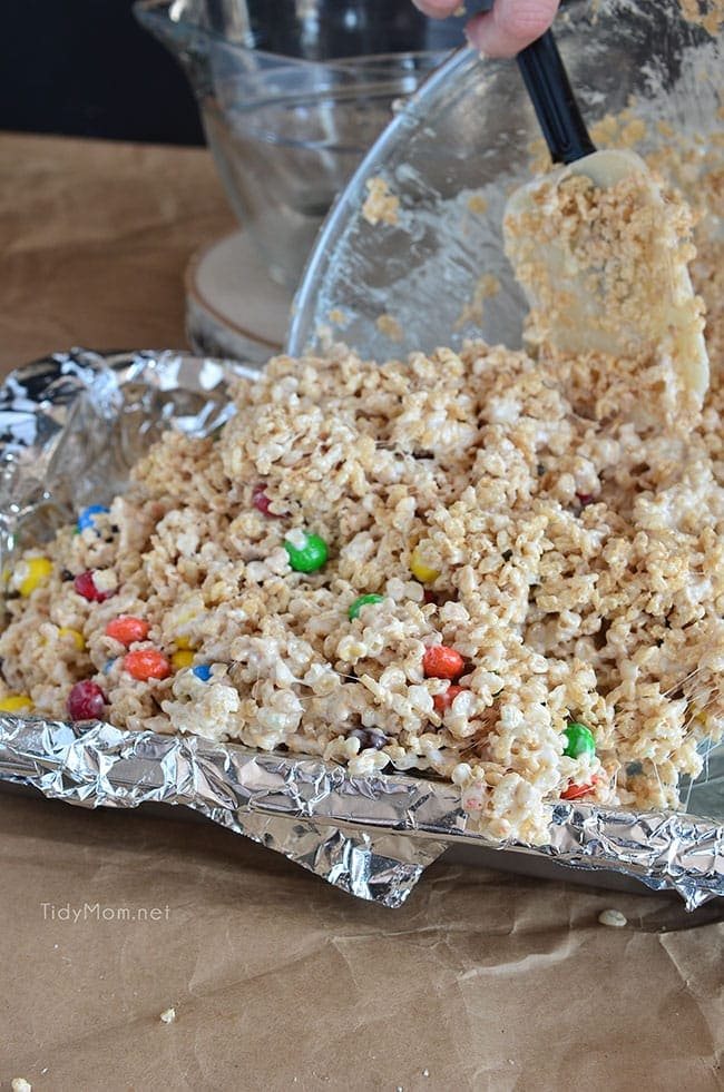 Here is a little secret : Learn to make the best sweet sticky perfect rice krispie treats at home!! An easy recipe, anyone can follow at cetcu.com