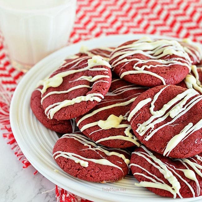 Your favorite sugar cookie dough is quickly transformed into gorgeous red velvet cookies stuffed with a caramel surprise and topped with a drizzle of white chocolate.easy recipe at cetcu.com