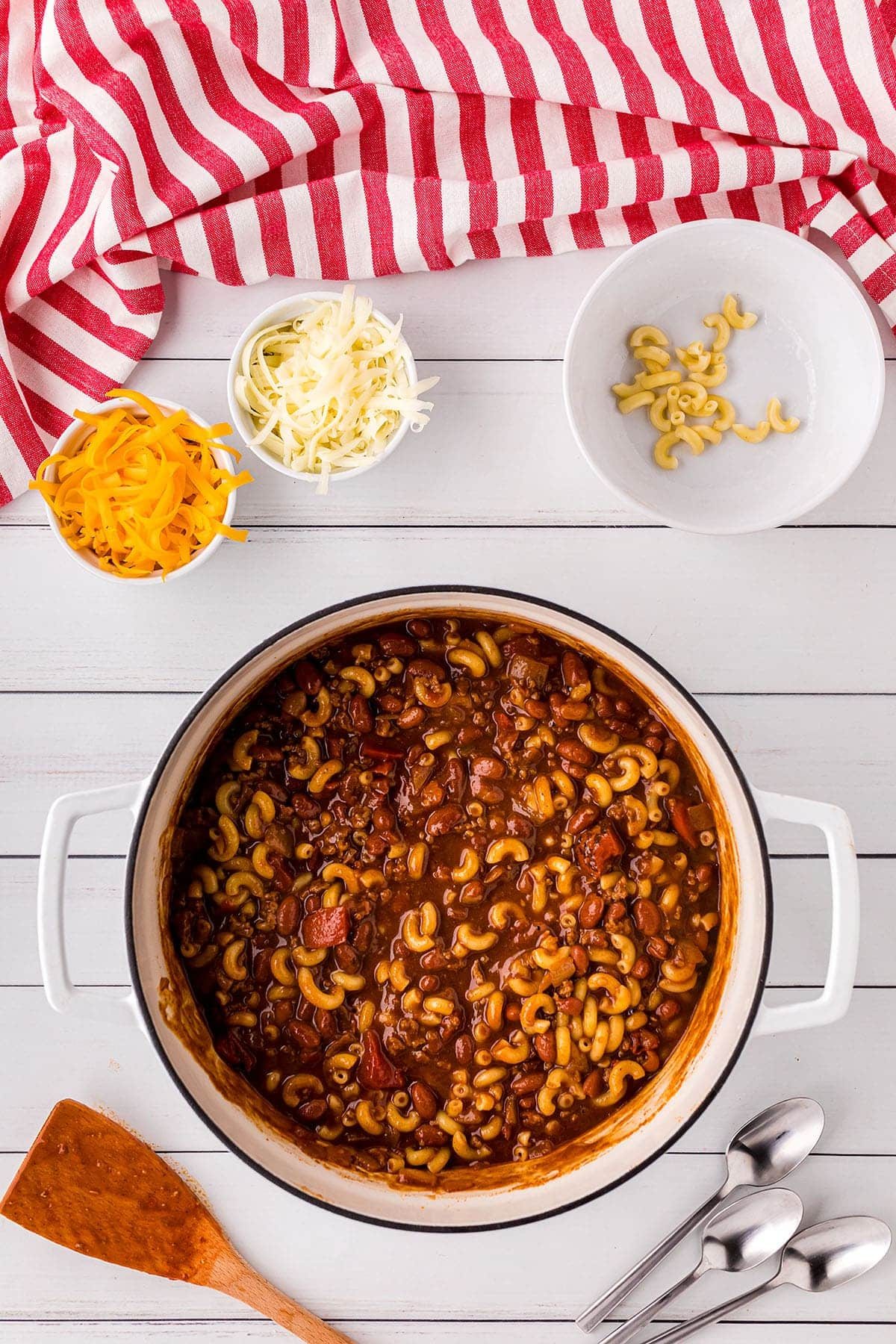how to make cheesy chili mac step 4