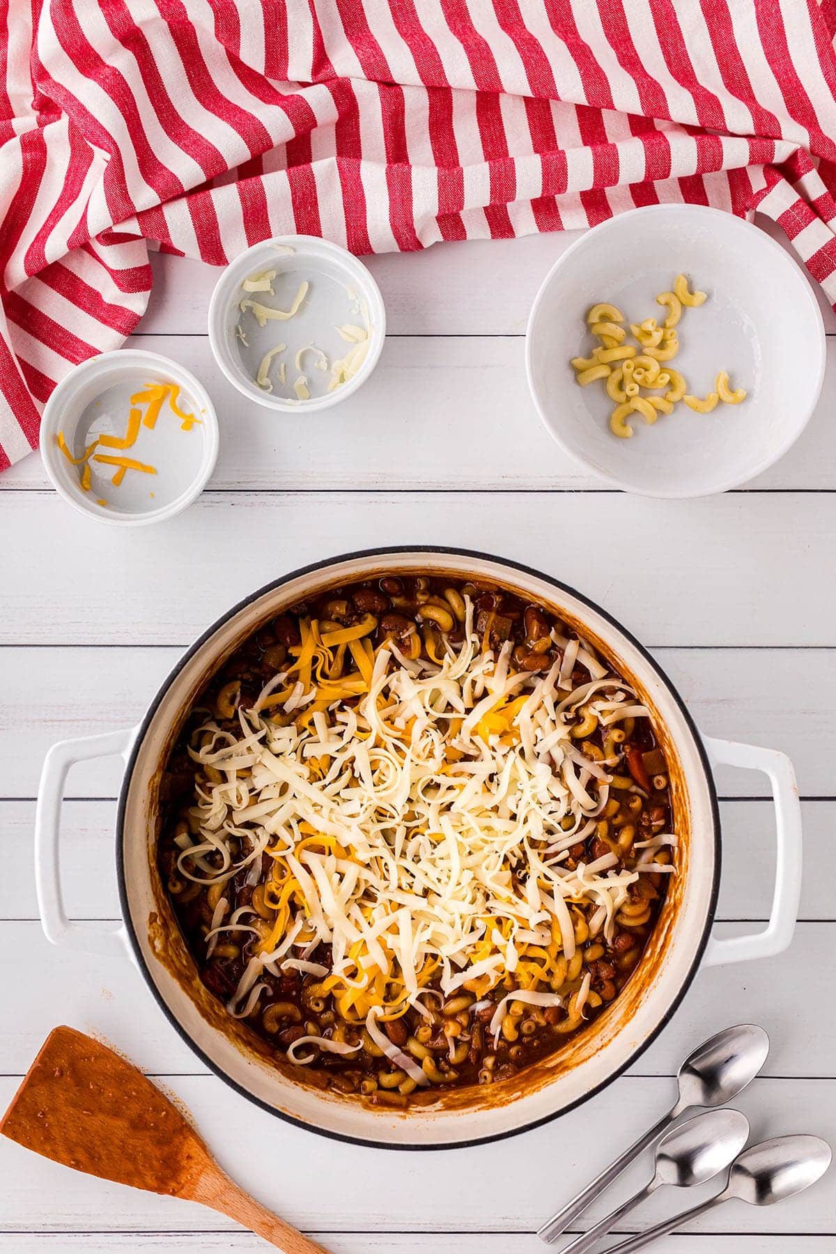 how to make cheesy chili mac step 5