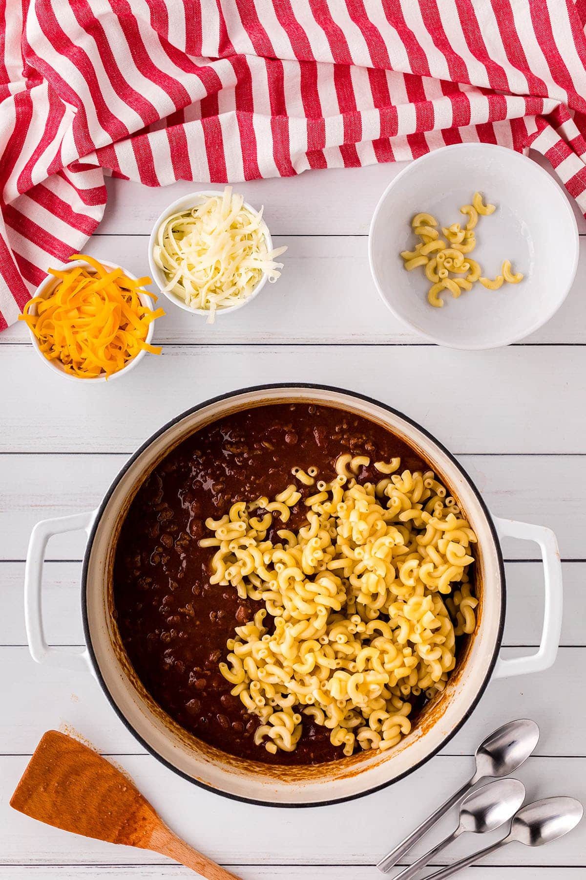 how to make cheesy chili mac step 3