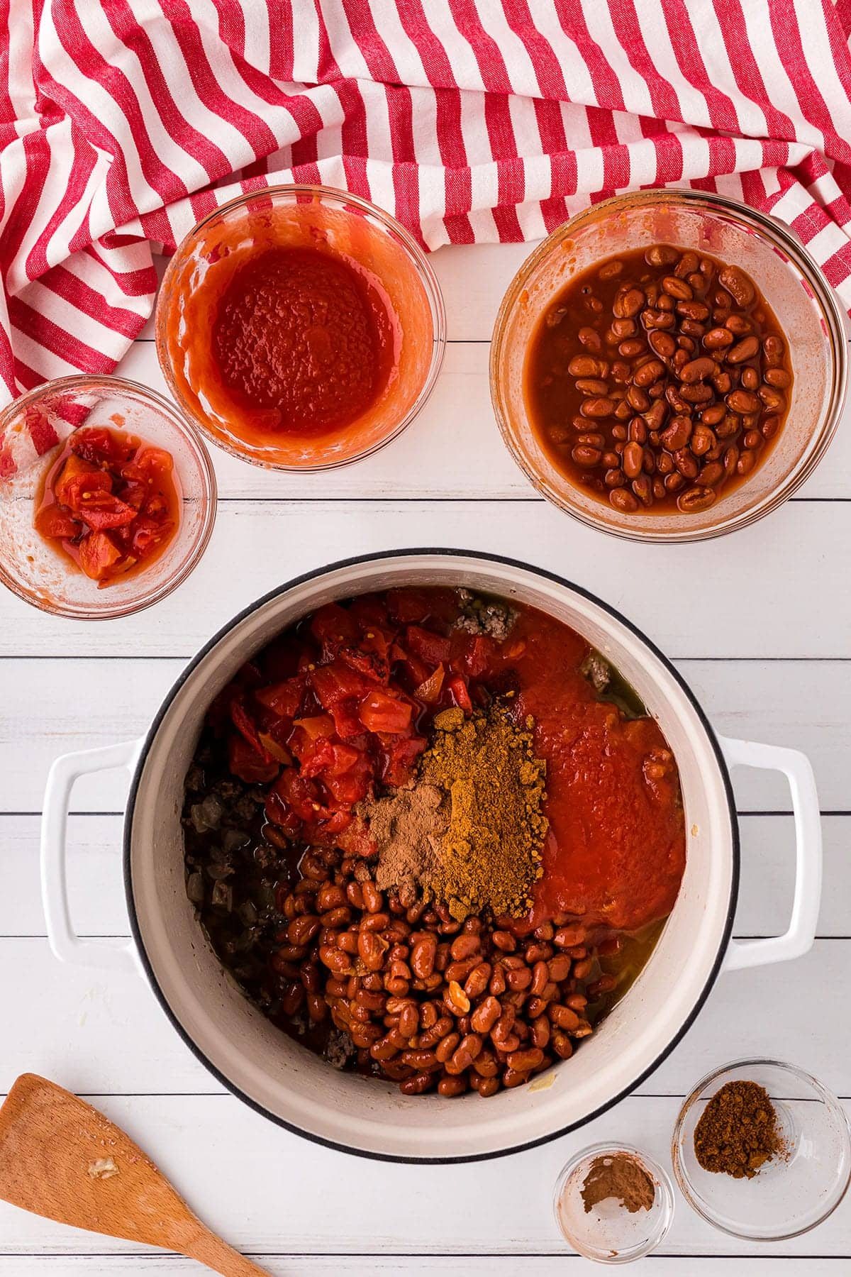 how to make cheesy chili mac step 2