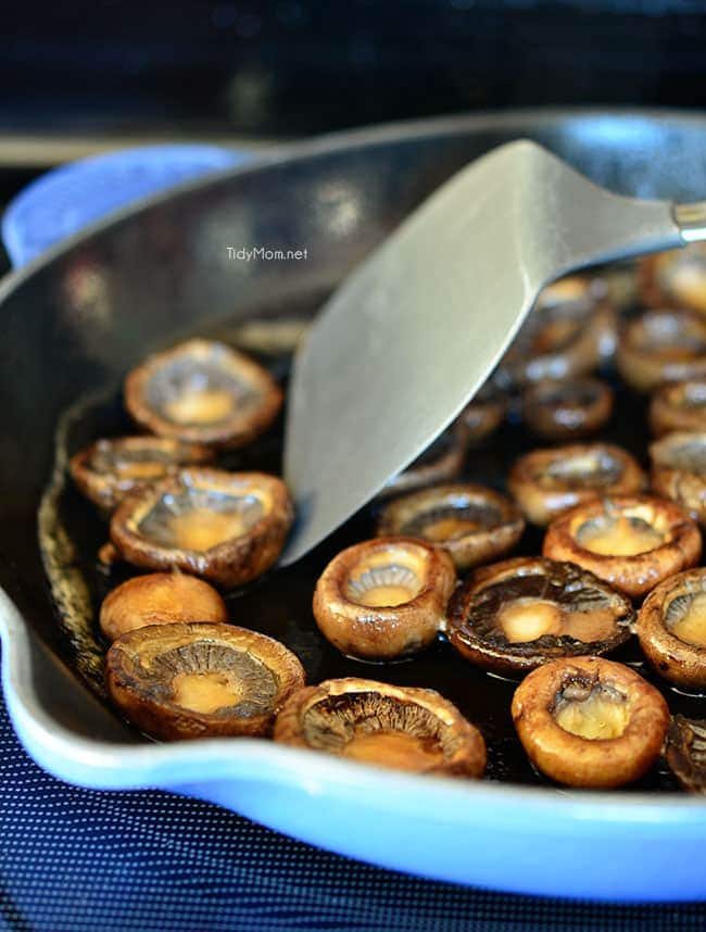 Cheesy Mashed Potato Stuffed Mushrooms with Garlic Brown Butter Breadcrumbs. Appetizer recipe at cetcu.com