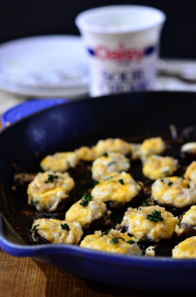 Cheesy Mashed Potato Stuffed Mushrooms with Garlic Brown Butter Breadcrumbs. Appetizer recipe at cetcu.com