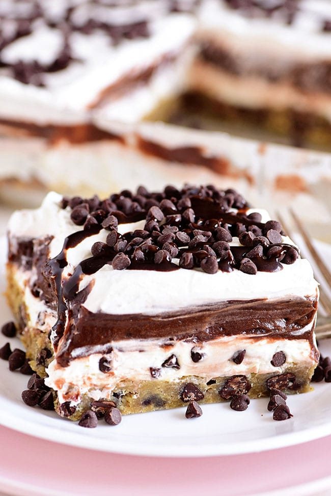 a big slice ofChocolate Chip Cookie Layered Delight on pink plate
