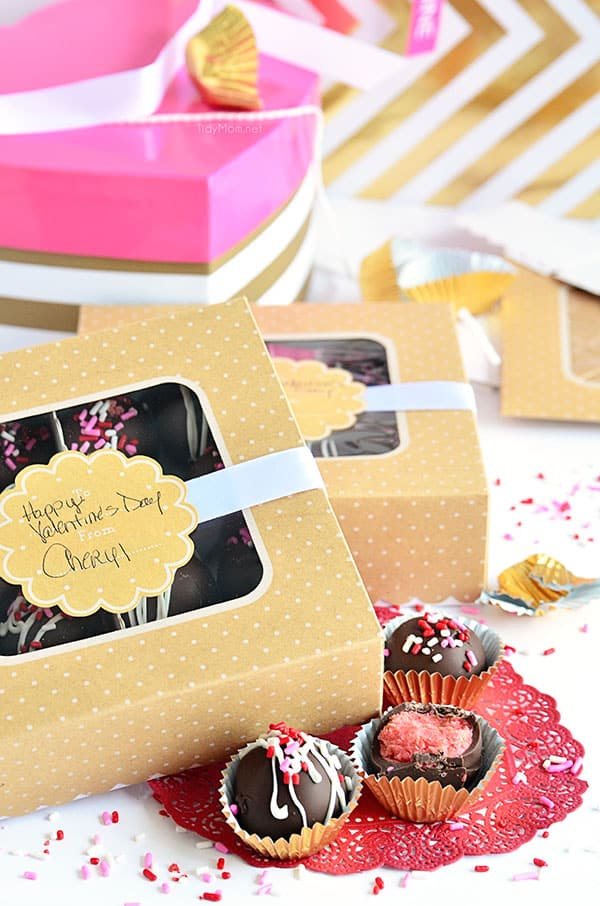 Chocolate Covered Strawberry Cake Balls #recipe at cetcu.com #ValentinesDay