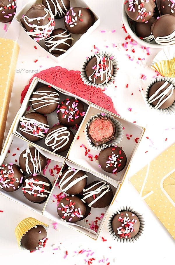Chocolate Covered Strawberry Cake Balls #recipe at cetcu.com #ValentinesDay