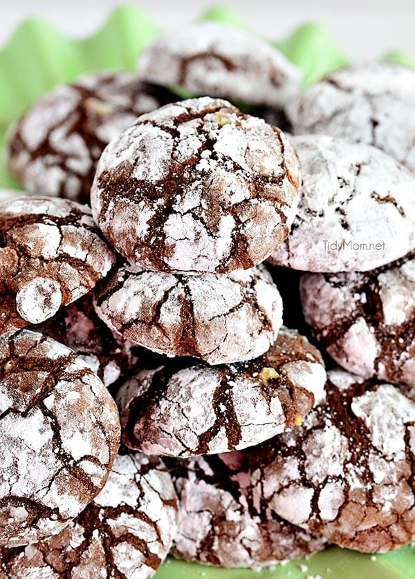 pile of crinkle cookies