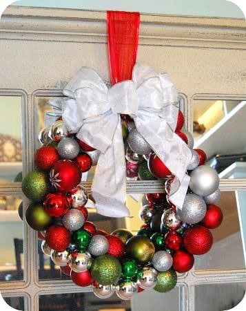How to make an ornament ball wreath. Tutorial at cetcu.com
