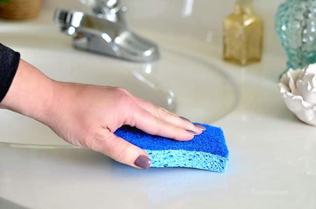 Scotch-Brite® Non-Scratch Scrub Sponge When you need to tackle dirt and messes with out the worry of scratching the surface, this sponge has your back! Safely clean bath, countertops, glass cooktop, and non-stick cookware.