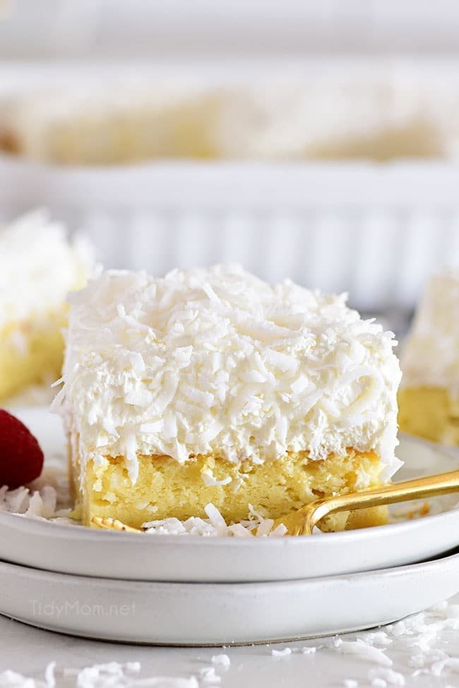The Ultimate Easy Coconut Cake {VIEDO}
