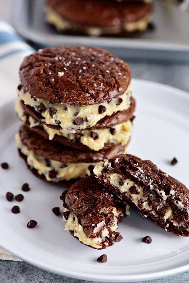 Sandwich Brownie Cookies with Cookie Dough Frosting will be your new favorite treat! A chewy decadent brownie sandwich cookie filled with chocolate chip cookie dough frosting that gives the whole ensemble a five-star rating from any brownie lover. Print the full recipe at cetcu.com #brownies #cookies #chocolate #cookiedough #chocolatechip