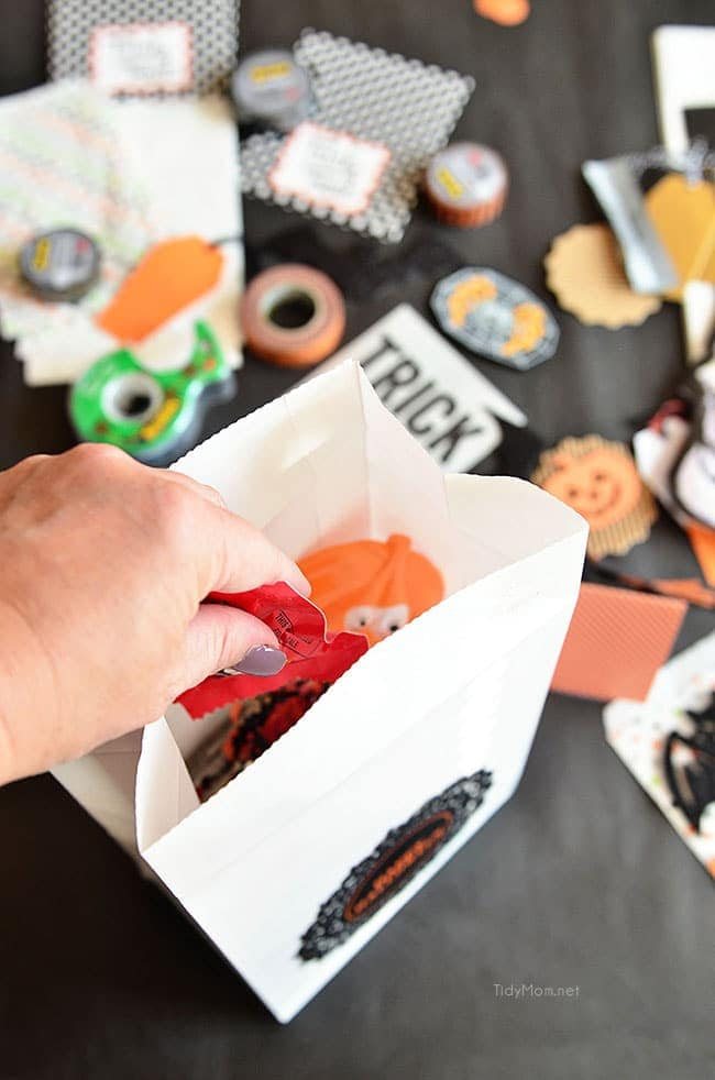 DIY Halloween Treat Bags. Perfect for cookies, candy or halloween favors to pass out to trick-or-treaters or Halloween party guests. Details on how to make 3 different Halloween treat bags at cetcu.com