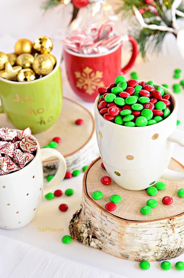 DIY Painted Holiday Mugs. Tutorial at cetcu.com