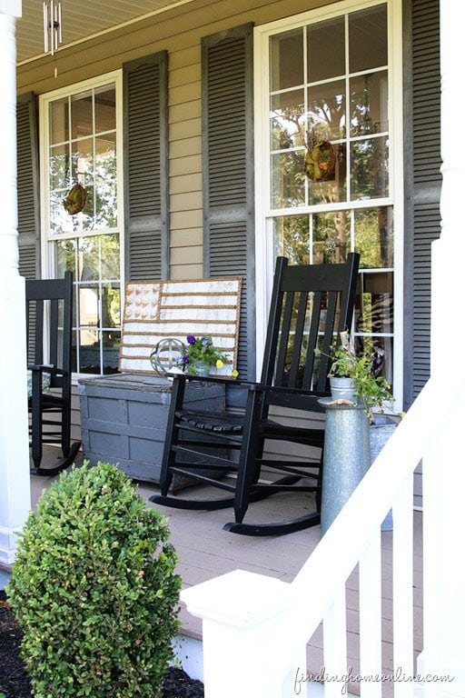 Bring a little bit of the beach right to your front porch. DIY Rope and Shell Beach Flag from FindingHomeOnline.com tutorial at cetcu.com
