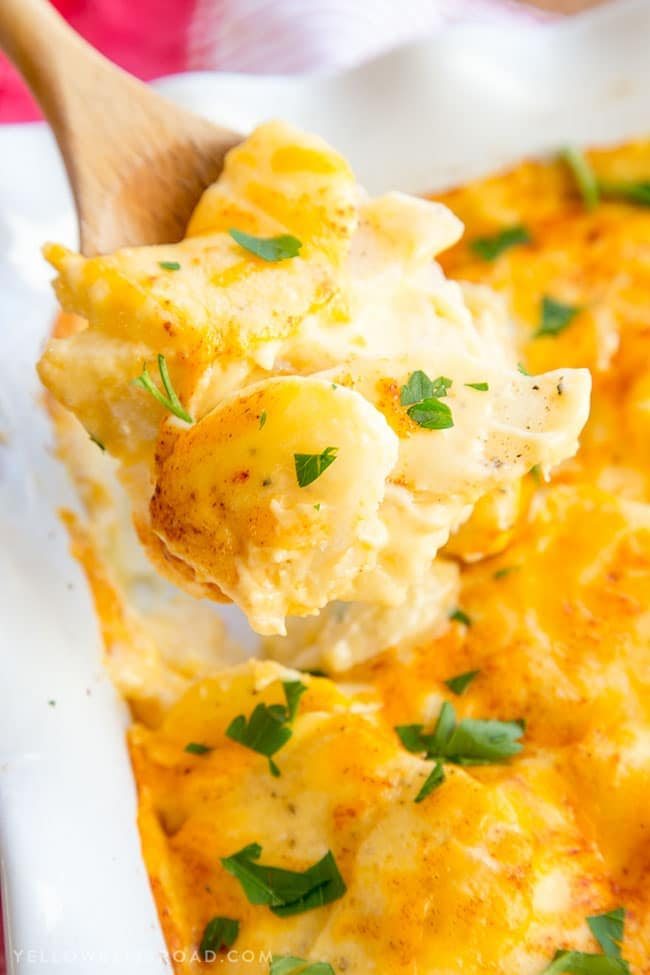 Easy Cheesy Au Gratin Potatoes | Easter Dinner Meal Plan recipes, printables and decor ideas. Details at cetcu.com