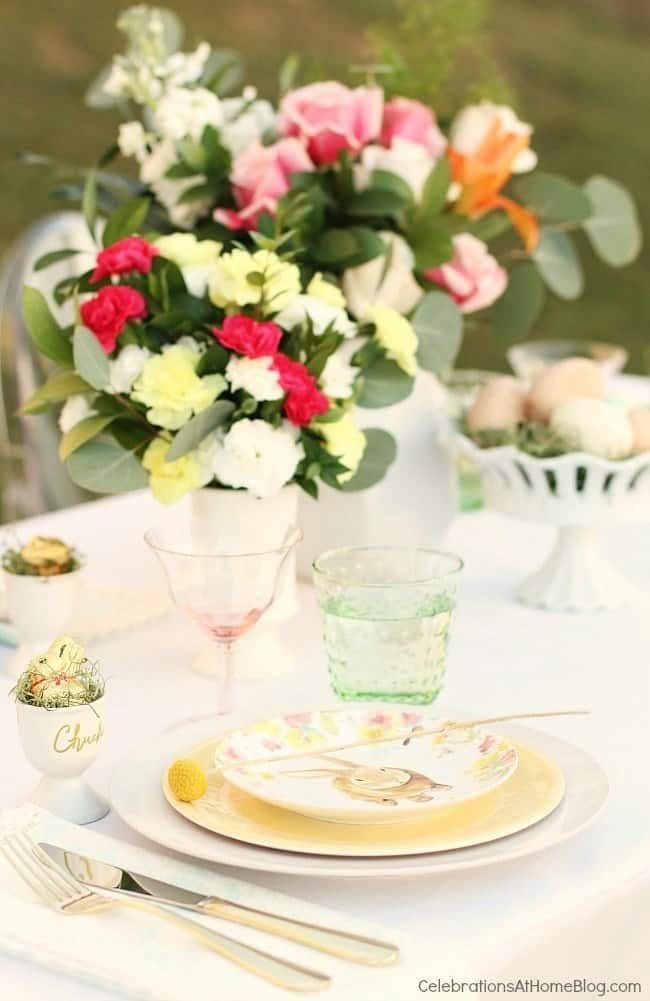Easter Brunch Tablescape | Easter Dinner Meal Plan recipes, printables and decor ideas. Details at cetcu.com