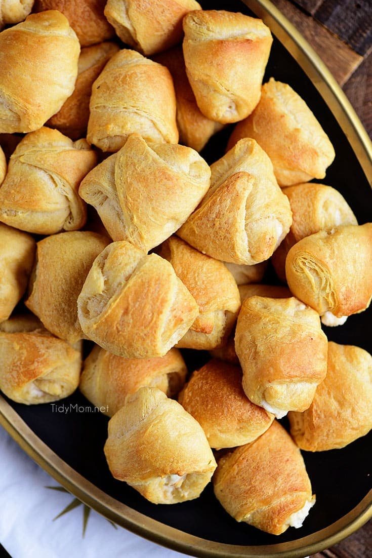 Garlic Chicken Puffs have a rich creamy garlic chicken mixture inside a croissant and baked to form a yummy appetizer. A big crowd pleaser and great for gatherings! Print recipe at cetcu.com