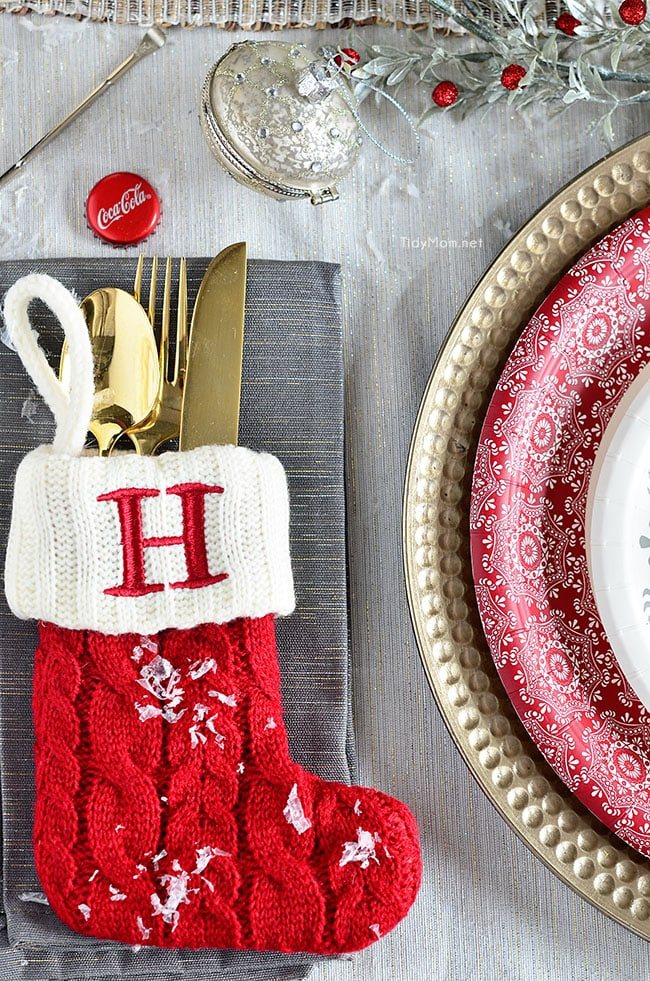Christmas Holiday Table + DIY centerpiece with painted Coca-Cola bottles details at cetcu.com