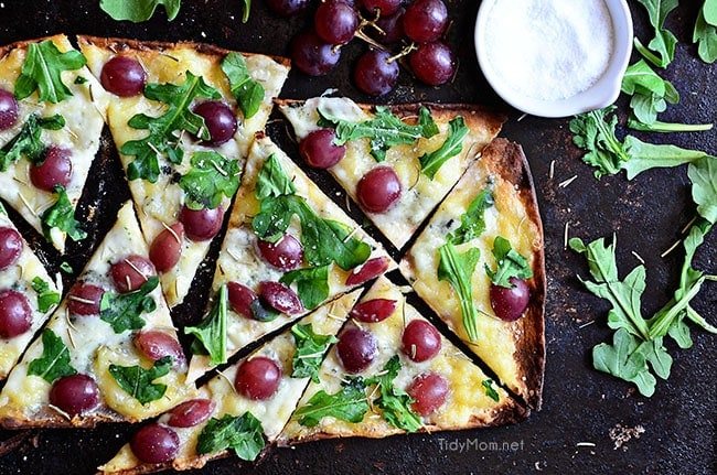 Grilled Grape Brie and Arugula Flatbread Pizza recipe at cetcu.com