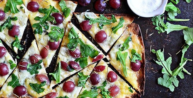 Grilled Grape Brie and Arugula Flatbread Pizza recipe at cetcu.com