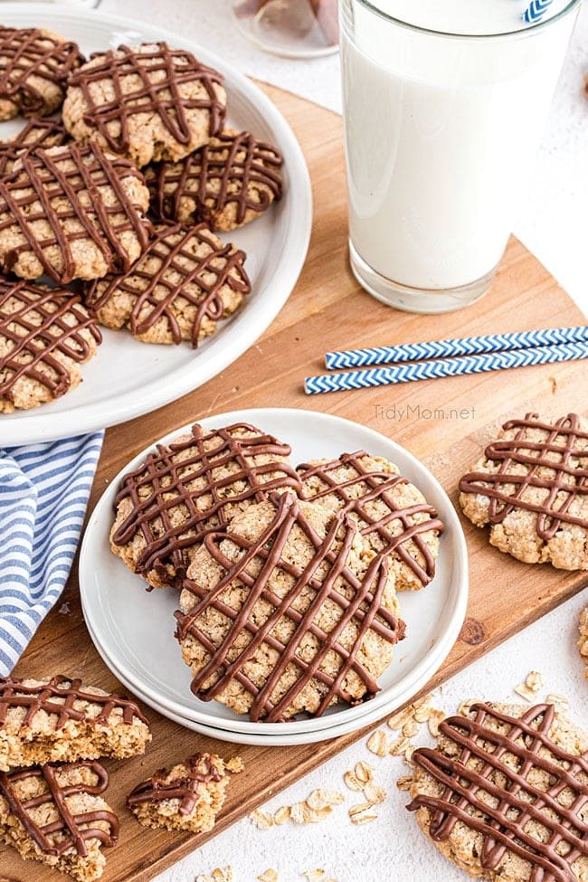 Oatmeal Cookies With Chocolate Drizzle