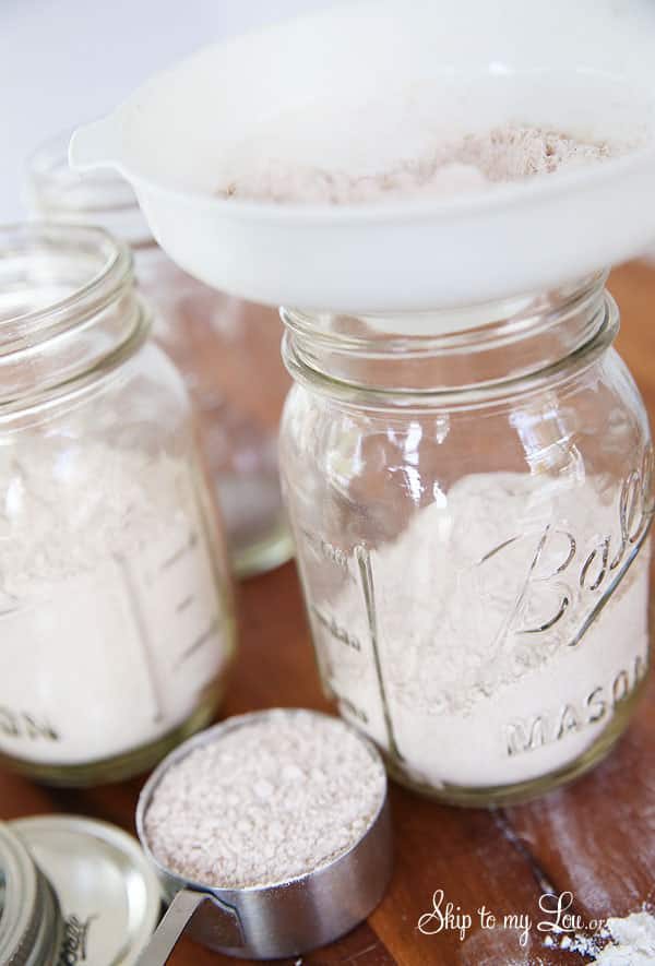 Great Handmade Gift Idea! Cinnamon Shake & Pour Pancake Mix In A Jar. Details at cetcu.com