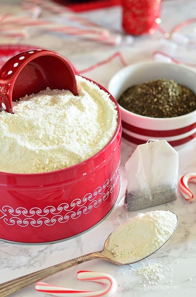 Homemade Peppermint Milk Bath is so easy to make and great for gifting! Get the details at cetcu.com