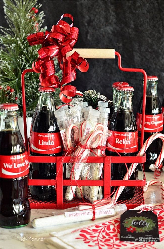 Homemade Peppermint Milk Bath is so easy to make and great for gifting! Get the details at cetcu.com