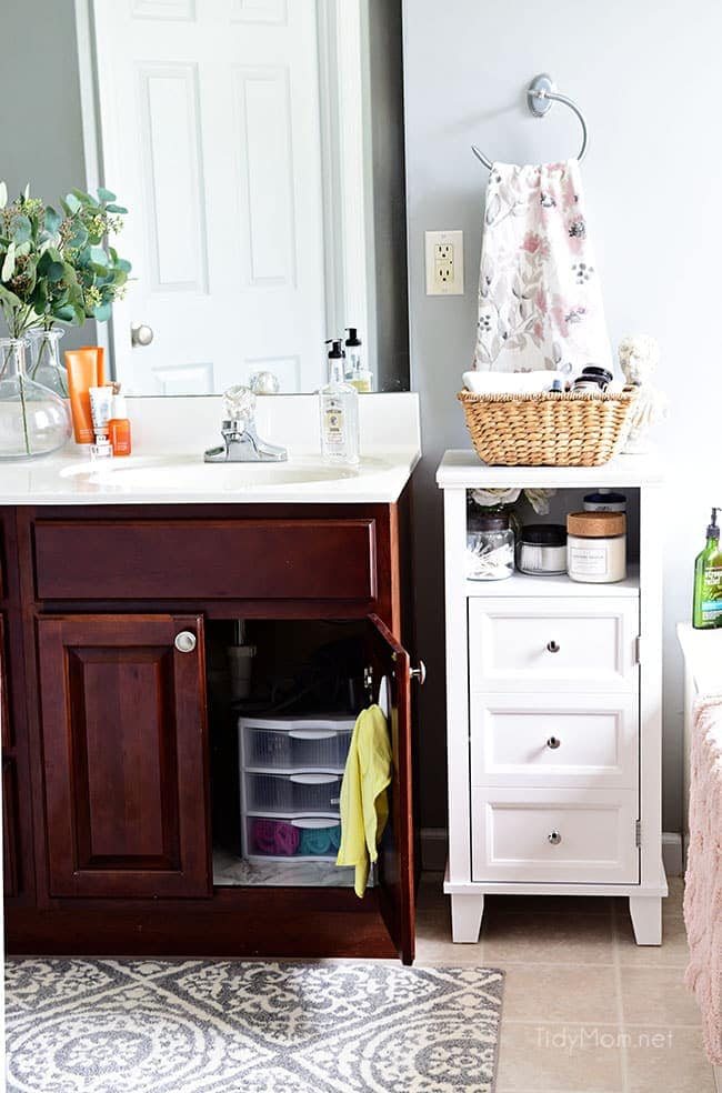 Cleaning your bathroom on a daily basis is an easy habit that should only take a few minutes Learn how to keep your bathroom clean in just 5 minutes a day with just 4 easy steps. Get all the cleaning details at cetcu.com #bathroom #cleaning #howto #housekeeping #tidymom