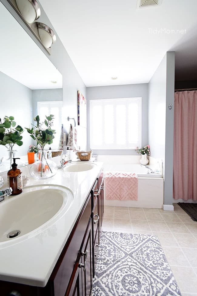 Cleaning your bathroom on a daily basis is an easy habit that should only take a few minutes Learn how to keep your bathroom clean in just 5 minutes a day with just 4 easy steps. Get all the cleaning details at cetcu.com
