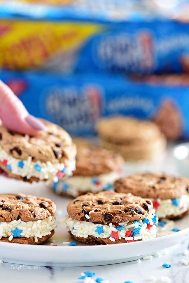 Easy Chocolate Chip Cookie Sandwich. Chips Ahoy Cookies, canned frosting and sprinkles are all you need for a quick fun party treat they will all love! Details at cetcu.com