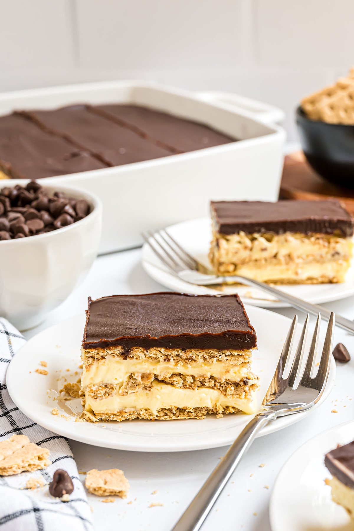 No-Bake Eclair Cake (With Chocolate Ganache Frosting!)