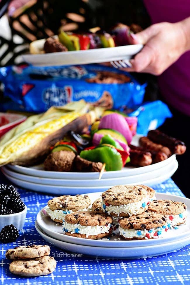 Easy Chocolate Chip Cookie Sandwich. Chips Ahoy Cookies, canned frosting and sprinkles are all you need for a quick fun party treat they will all love! Details at cetcu.com