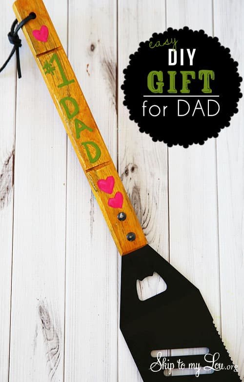 A Father’s Day gift that dad is sure to flip over. DIY Personalized Grill Spatula tutorial at Tidymom.net