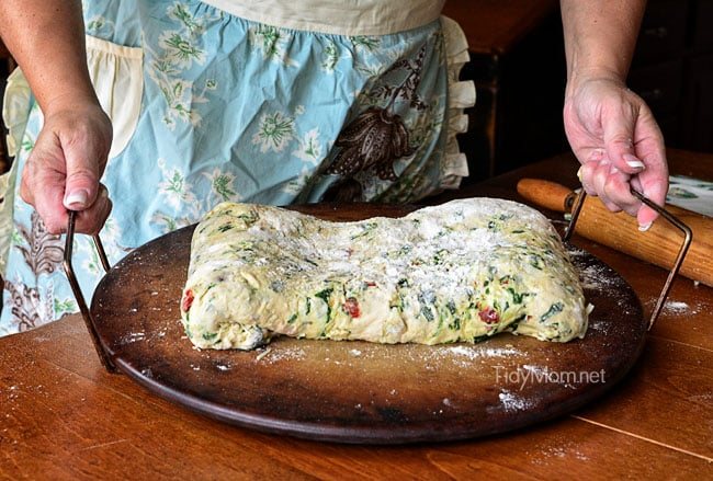 Chicken & Spinach Pizza Bread stuffed with cheese. Recipe at cetcu.com