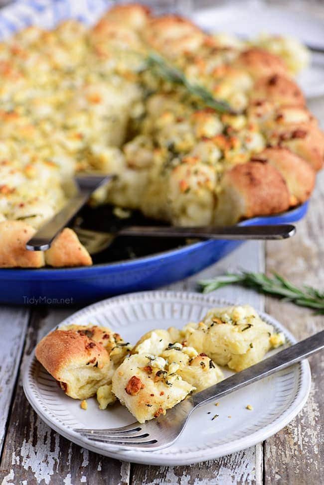 Cheesy Pull-Apart Garlic Bread plated