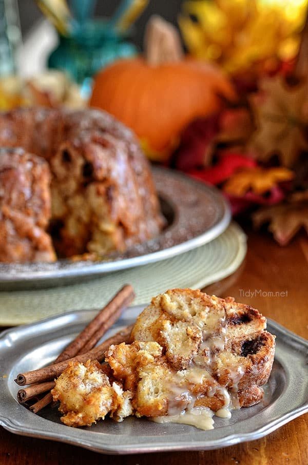 Pumpkin Cheesecake Monkey Bread is all gussied up for autumn with pumpkin, fall spices and a sweet maple glaze. Pull apart Recipe at cetcu.com
