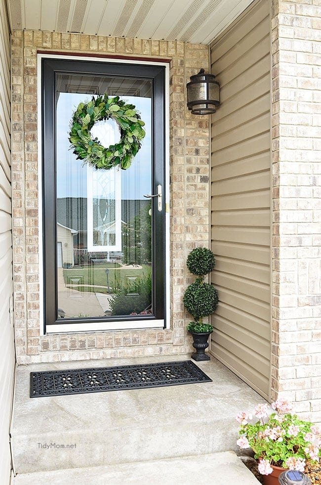 10 minute Idea! Quick and Easy Front Porch Update at cetcu.com