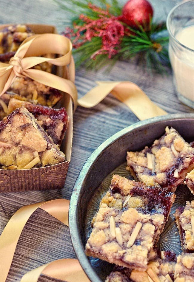 These Raspberry Almond Bars are sweet, tart, and totally satisfying. The perfect treat for snacks, school lunches or holiday cookie trays. The crumbly, buttery almond bar base is wonderful with any variety of jam that you like. Print the full recipes at cetcu.com #almondbars #raspberry