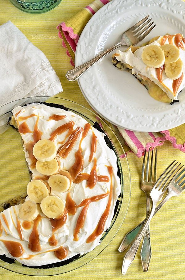 Quick and Easy Salted Caramel Banana Cream Pie with Oreo crust. Recipe at cetcu.com