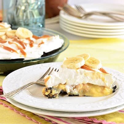 Easy Salted Caramel Banana Cream Pie with a chocolate oreo crust. Recipe at cetcu.com