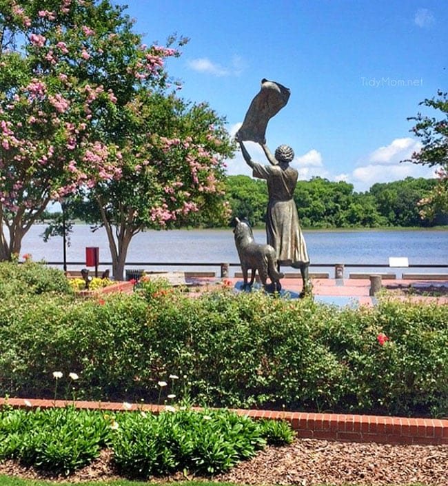 Waving Girl Statue Savannah , Georgia From 1887 to 1931 she greeted ships entering Savannah by waving a cloth at approaching ships from the lighthouse on Cockspur island in search of her long lost lover.