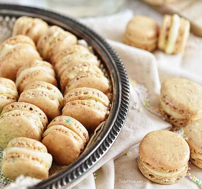 Sprinkle Donut Macarons with Cap N Crunch cereal - recipe at cetcu.com