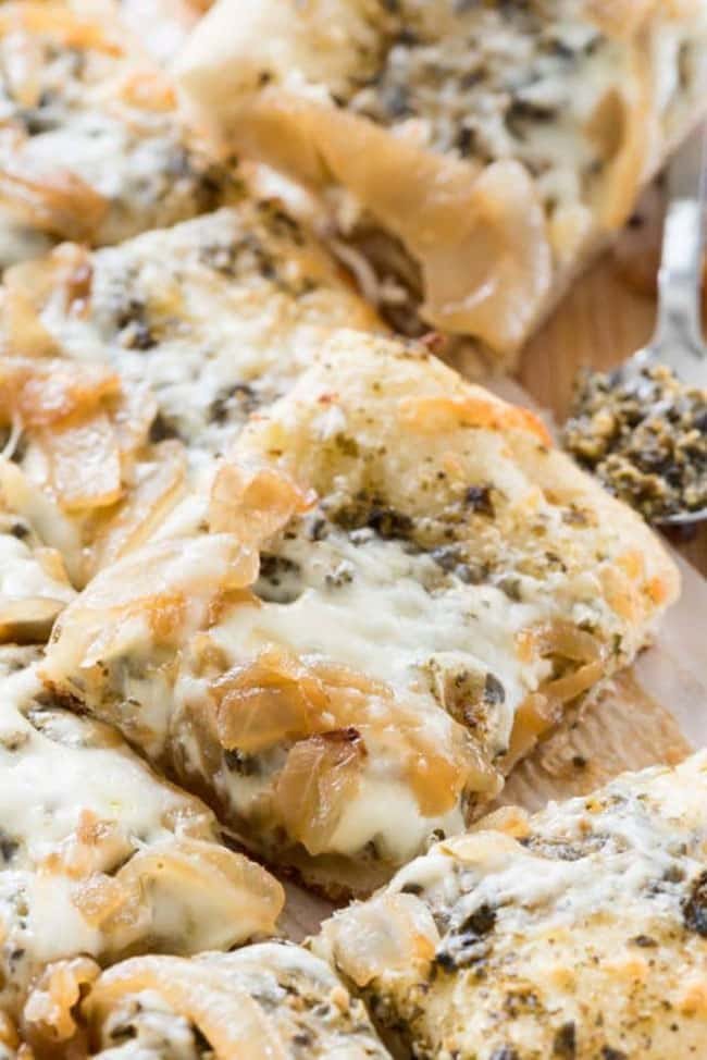 Summer Barbecue Meal Plan for Father’s Day! Tons of great ideas to celebrate Dad this Father’s Day, and any of these recipes would be great for a backyard barbecue this summer! Get recipes, printables and party decor at cetcu.com - Caramelized Onion Flatbread Pizza