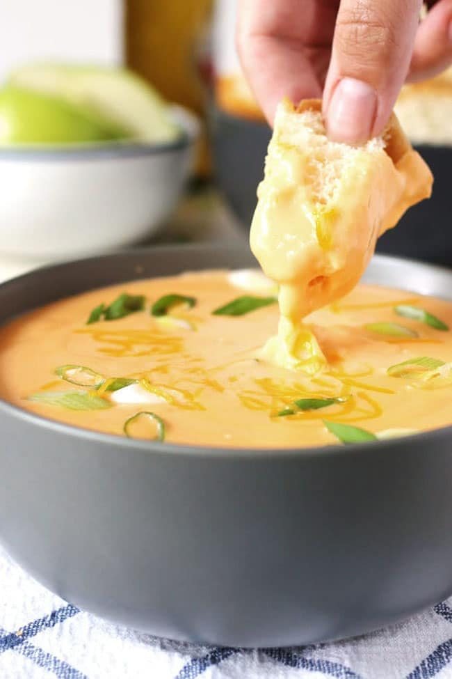 Summer Barbecue Meal Plan for Father’s Day! Tons of great ideas to celebrate Dad this Father’s Day, and any of these recipes would be great for a backyard barbecue this summer! Get recipes, printables and party decor at cetcu.com - Hot Beer Cheese Dip