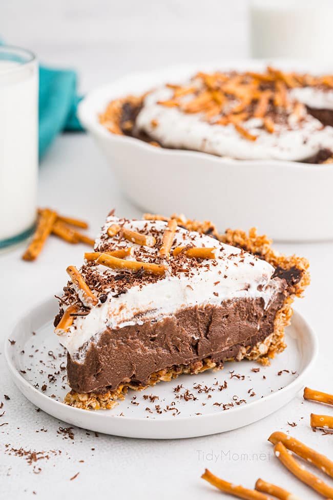 Chocolate Pudding Pie With Pretzel Crust {VIDEO}